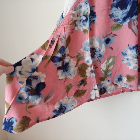 Cute Sharkbite Hem White and Floral Tee - Picture 7 of 7